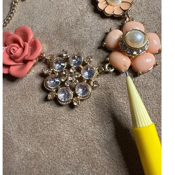 Vintage Liz Claiborne Signed Peach Rinestone Flower Bib Necklace Adjustable - Picture 6 of 7